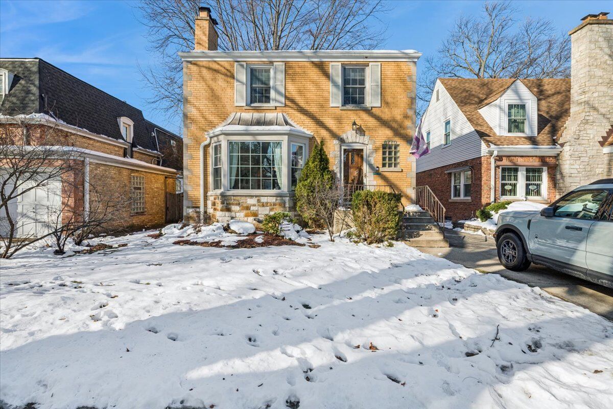 Property Photo:  6770 N Keota Avenue  IL 60646 