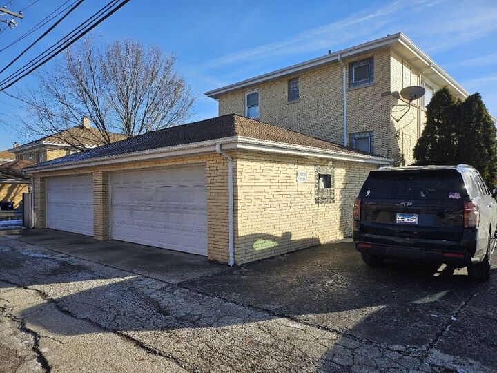 Property Photo: 1303 E 31st Street C IL 60526