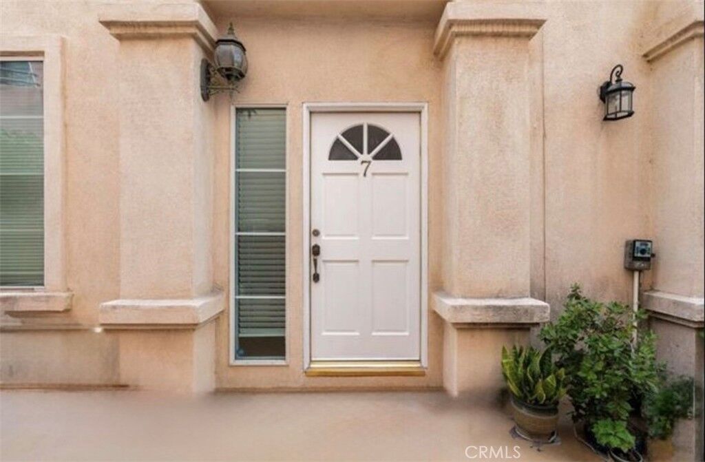 Property Photo: 4838 Elmwood 7 CA 90004