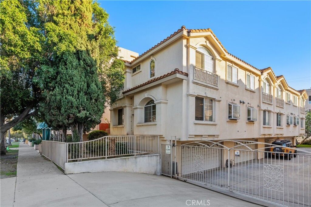 Property Photo:  4838 Elmwood 7  CA 90004 