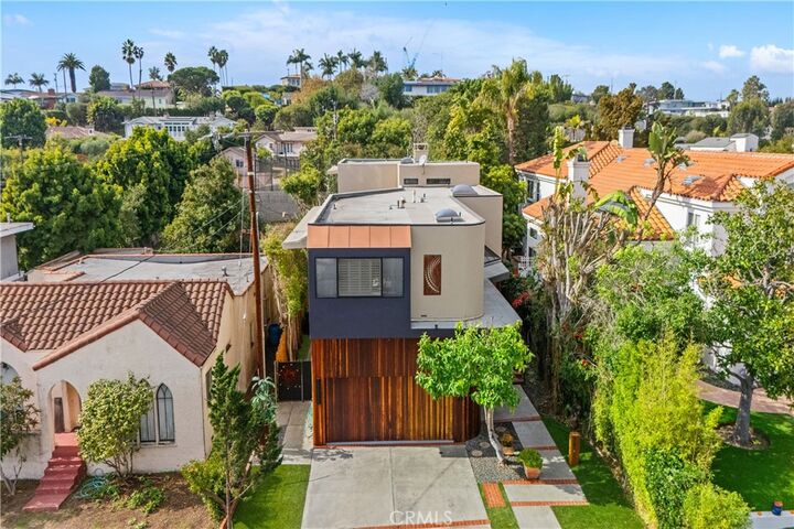 Property Photo:  341 S Meadows  CA 90266 