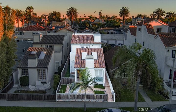 Property Photo:  322 12 Th  CA 92648 