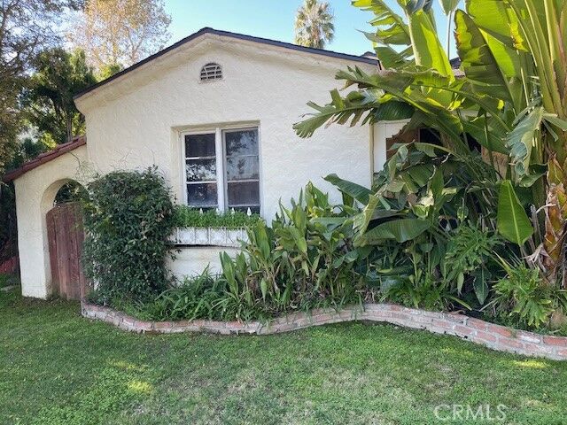 Property Photo: 6709 Vesper CA 91405