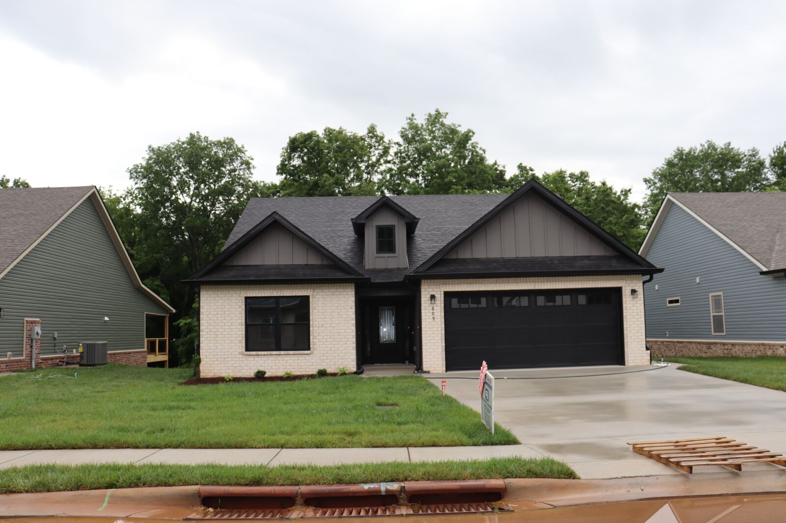 Property Photo: 609 Willow Park Dr TN 37043
