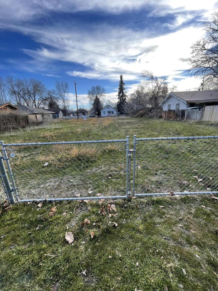 Property Photo: Vine Avenue 497,498 OR 97601