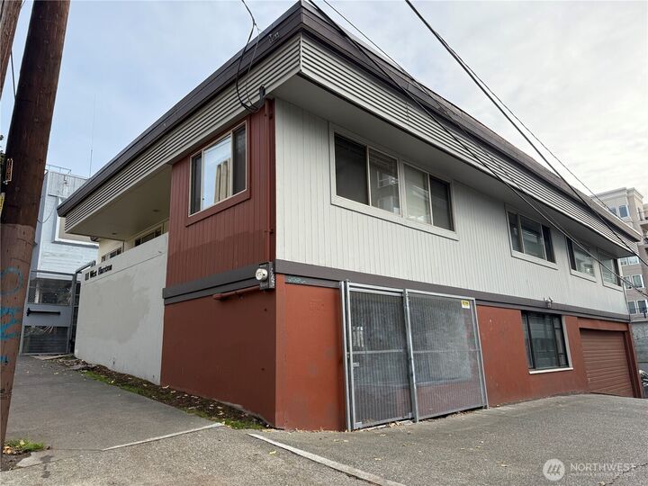 Property Photo:  111  Harrison St  W  WA 98119 