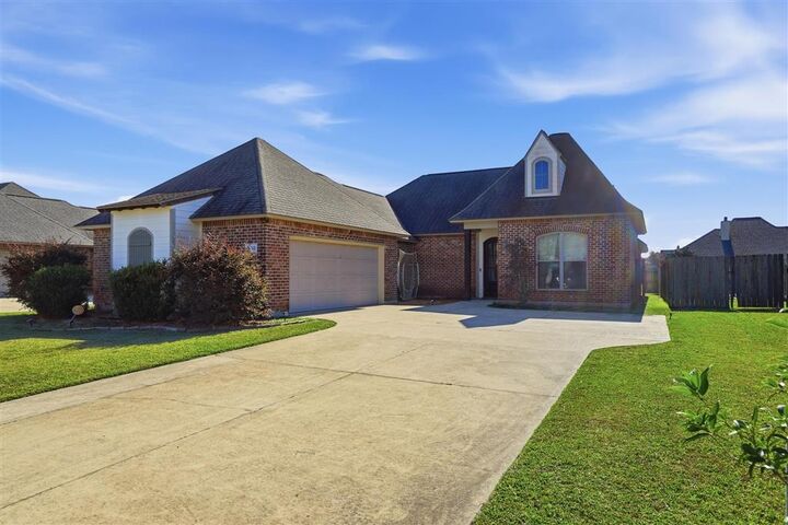Property Photo: 633 Becky Lane LA 70605