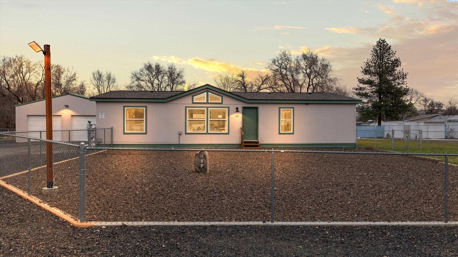 Property Photo:  317 7th St  WA 99320 