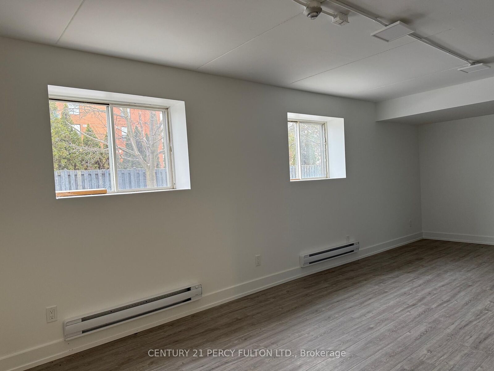 Photo de la propriété: 19 Regency Crescent 102 ON L1N 8M6