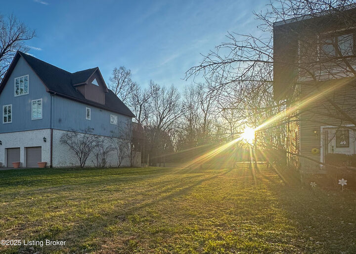 Property Photo: 914 W Riverside Dr KY 40207