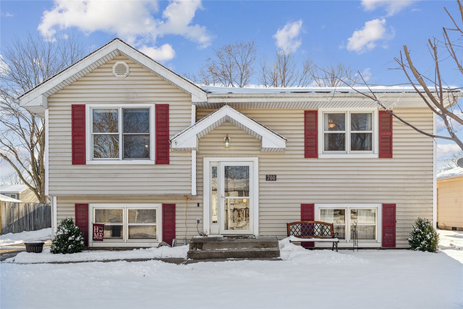 Property Photo:  700 NE 6th Street  IA 50111 