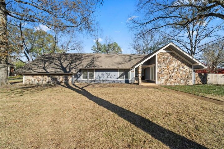 Property Photo: 2220 Hickory Crest Dr TN 38119