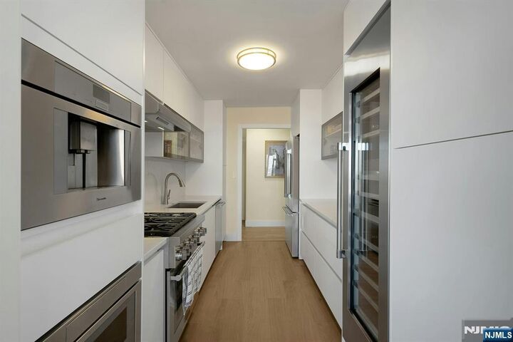 Property Photo:  6 Horizon Road 2602  NJ 07024 