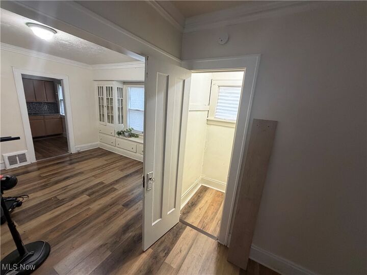 Property Photo: 924 Helmsdale Road 1/Down OH 44112