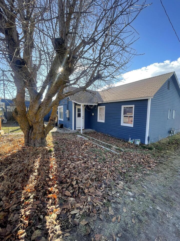 Property Photo:  1512 Summers Lane  OR 97603 