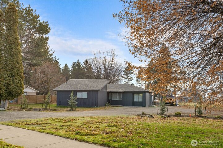 Property Photo:  806 W 15th Avenue  WA 98926 