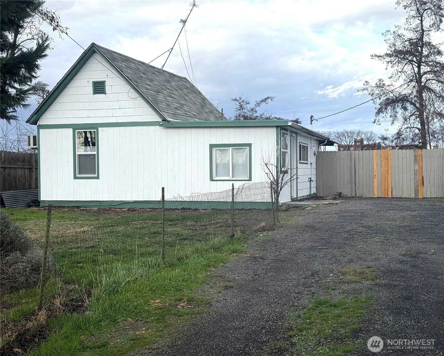 Property Photo:  1212 W Moore Street  WA 99362 