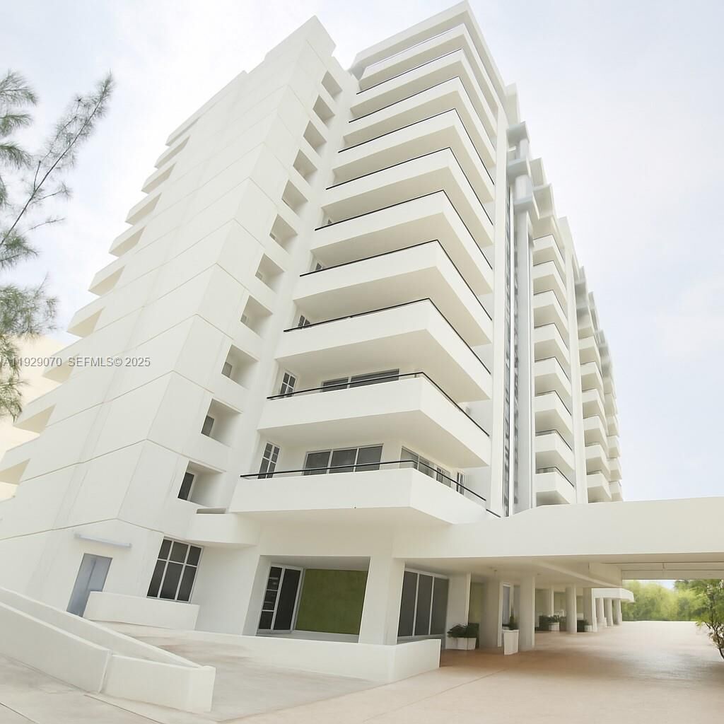 Property Photo: 3200 Collins Ave 12-8 FL 33140