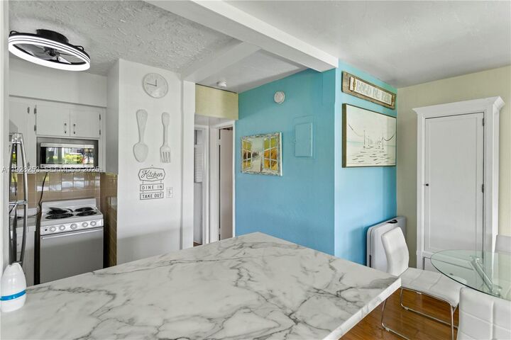 Property Photo: 801 Atlantic Shores Blvd 106 FL 33009