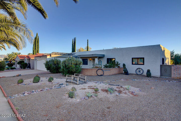 Property Photo:  121 W Paseo Recortado  AZ 85614 
