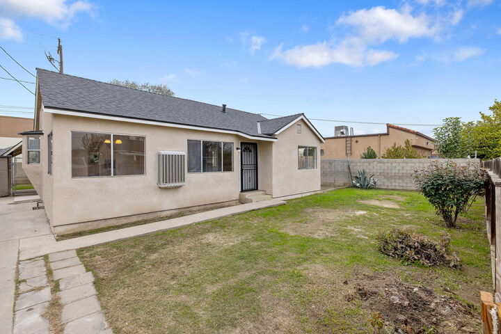 Property Photo: 125 N Hicks Street B CA 93291