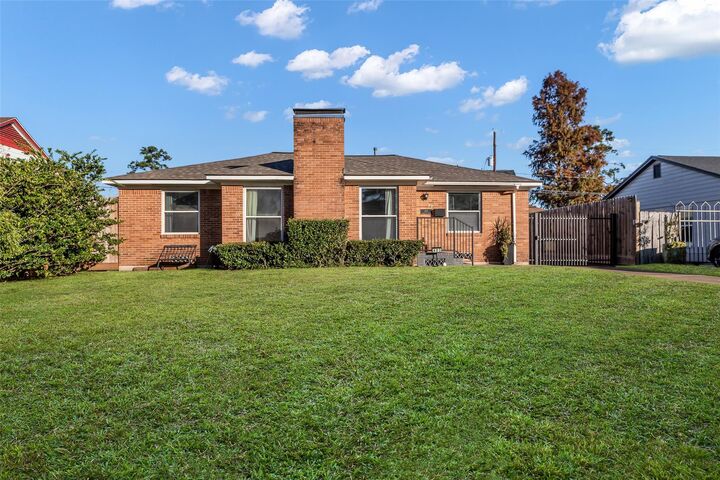 Property Photo:  403 Graceland Street  TX 77009 