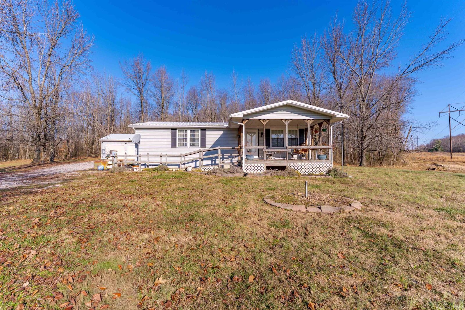 Property Photo: 1566 E New Hope Road IN 47601