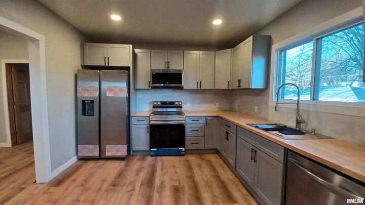 Property Photo:  822 6th Avenue S  IA 52732 