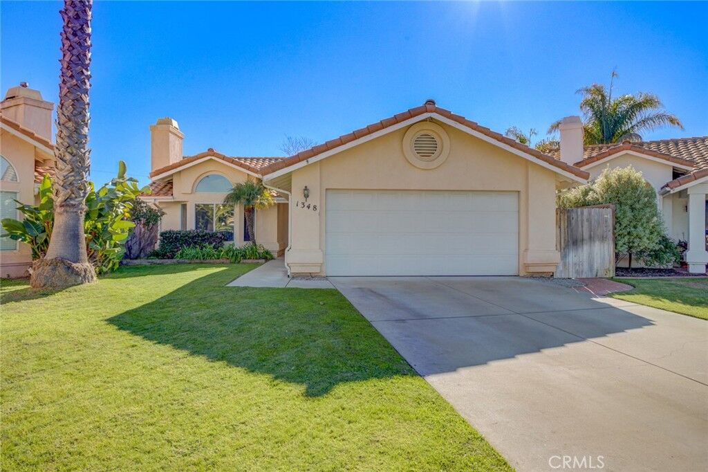 Property Photo:  1348 Avenida Pelicanos  CA 93445 