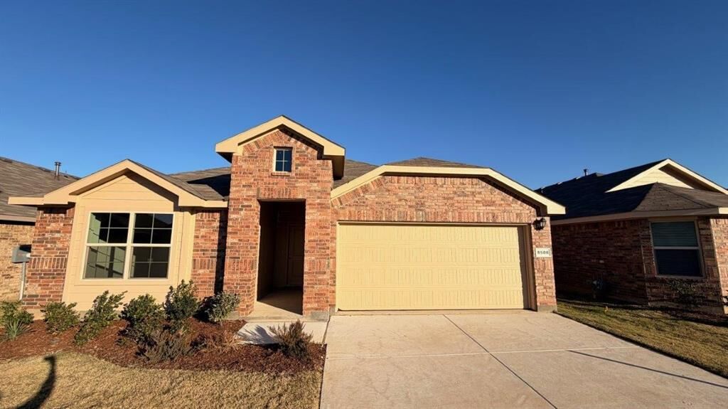 Property Photo: 8508 Hollymead Lane TX 76131