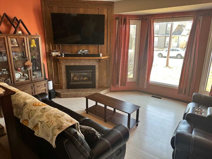 Property Photo:  136 Templeby Place NE  AB T1Y 5G9 