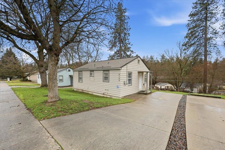 Property Photo: 3105 W Rosamond Ave WA 99224