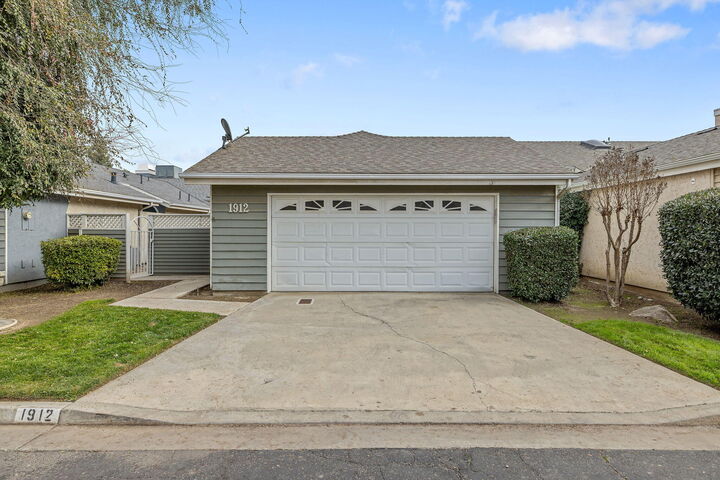 Property Photo:  1912 S Pinnacle Street  CA 93292 