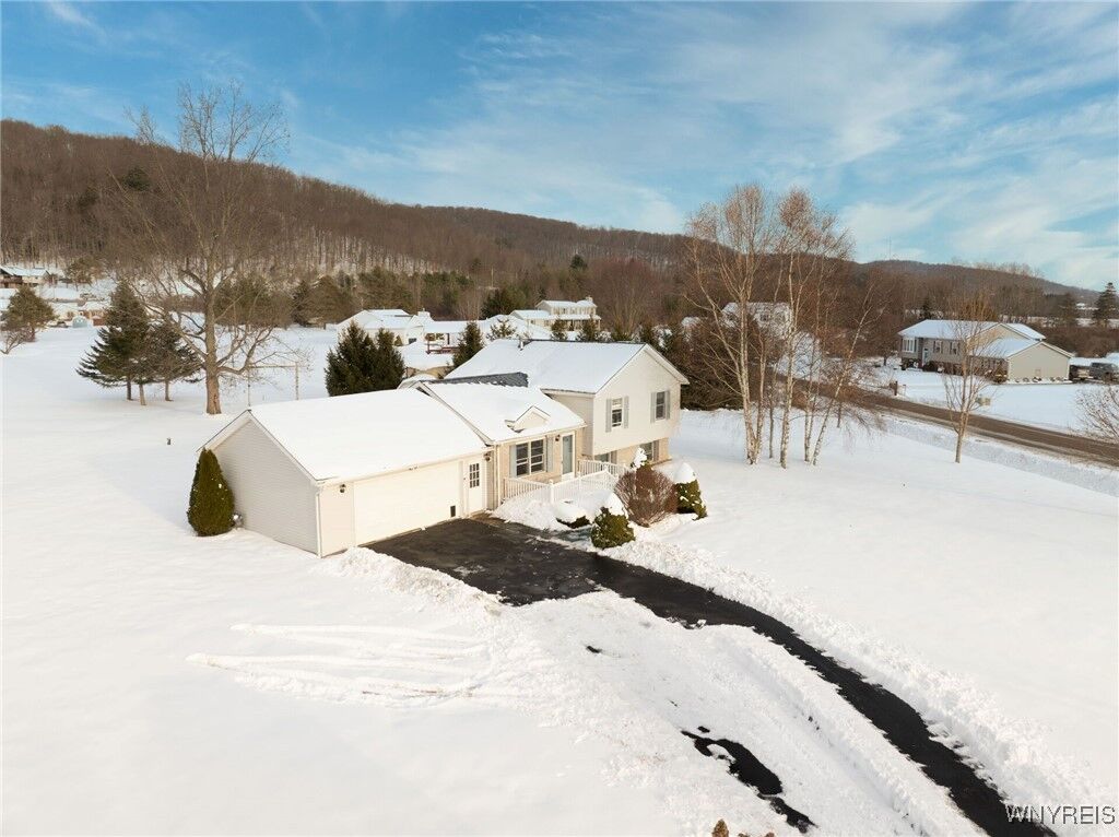 Property Photo:  10 Sunburst Lane  NY 14706 