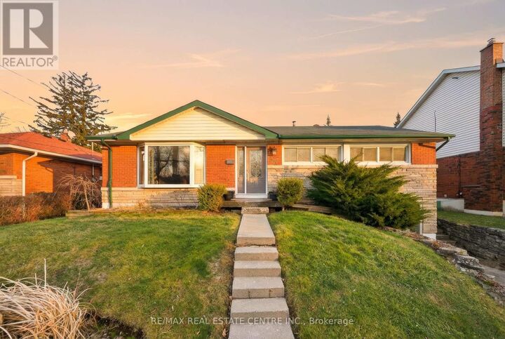 Property Photo:  23 Battlefield Drive  ON L8G 1T8 