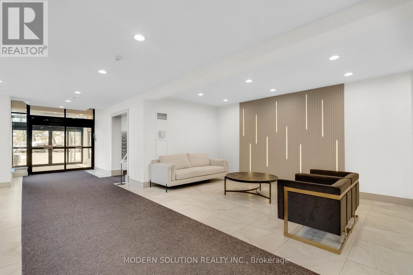 Property Photo: 32 Clarissa Drive 426 ON L4C 9R7