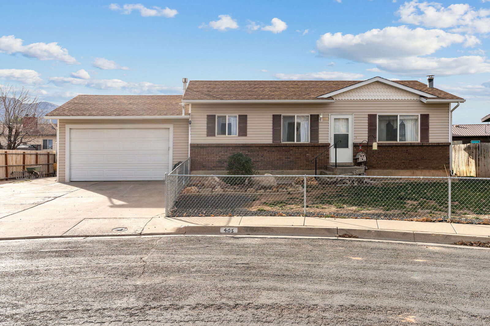 Property Photo:  405 W Rosewood Cir  UT 84721 