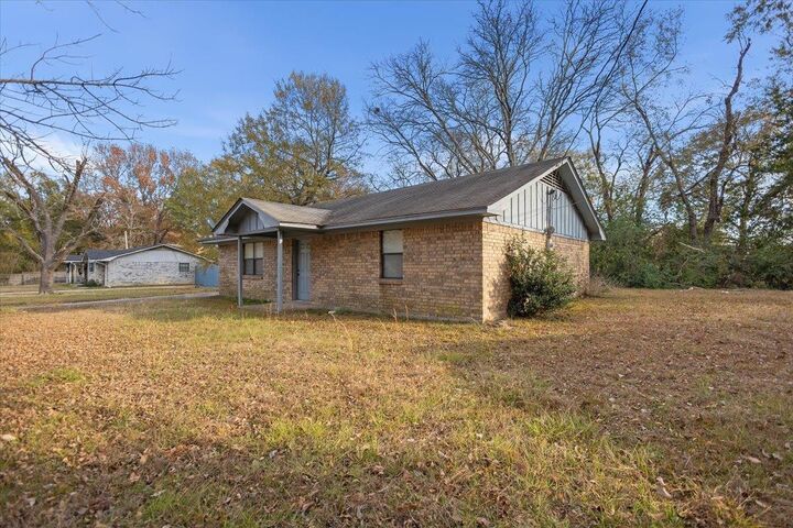 Property Photo:  304 E Williams  TX 75633 
