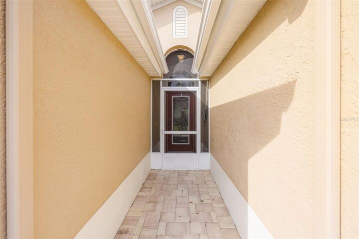 Property Photo:  930 Villeroy Greens Drive  FL 33573 