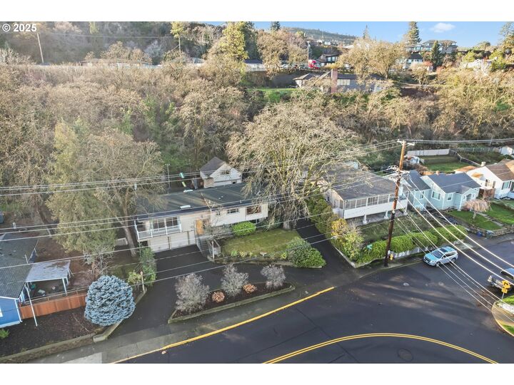 Property Photo:  1610 Kelly Ave  OR 97058 