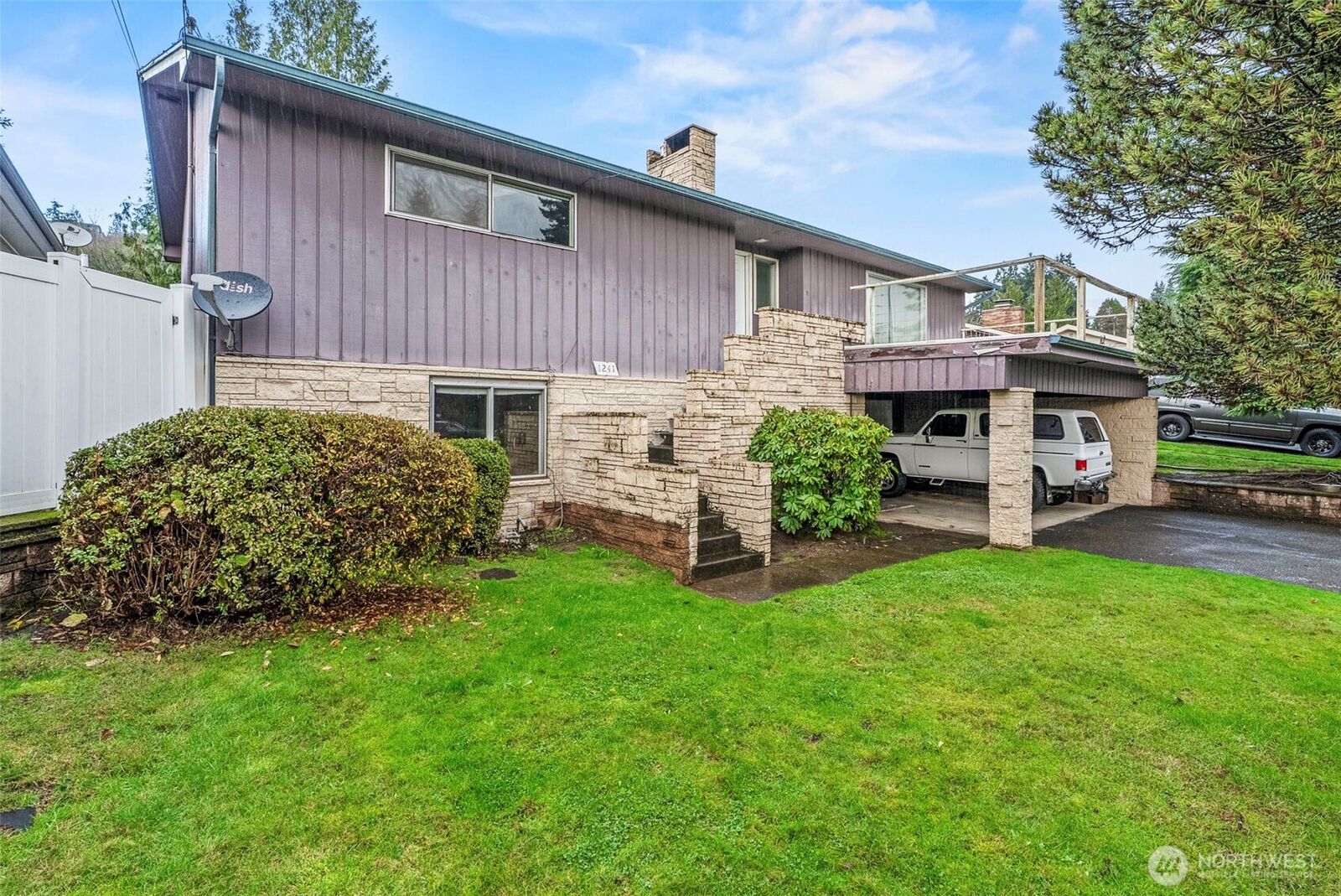 Property Photo:  1241  Spruce Street  WA 98632 