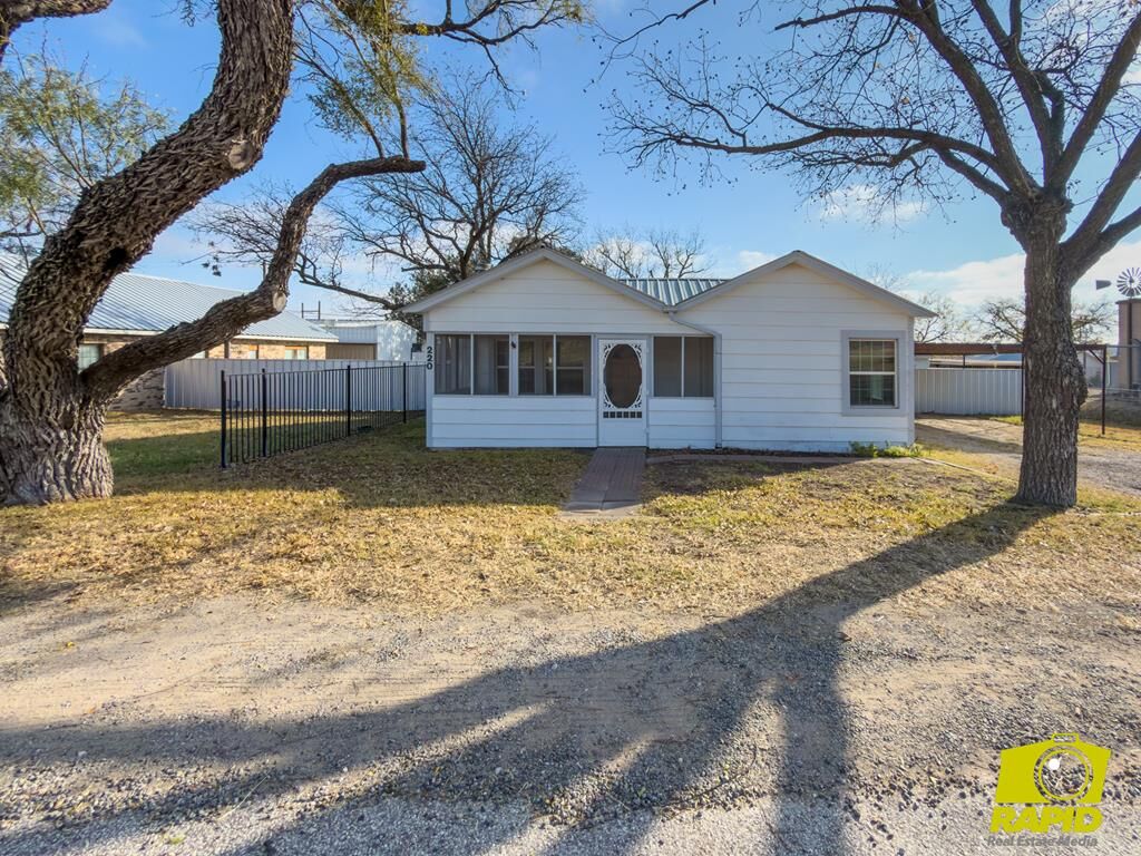 Property Photo:  220 N Broadway St  TX 76941 