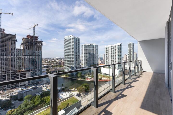 Property Photo:  68 SE 6th St 2006  FL 33131 