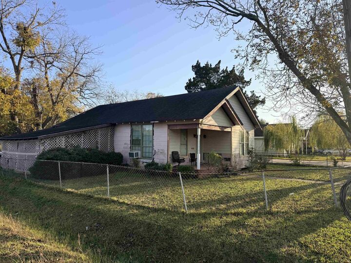 Property Photo:  2148 12th St  TX 77640 