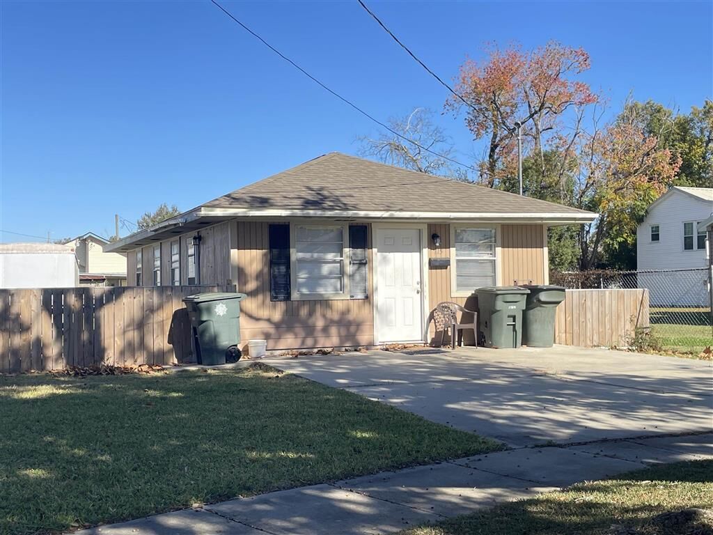 Property Photo:  715 Live Oak Street  LA 70601 