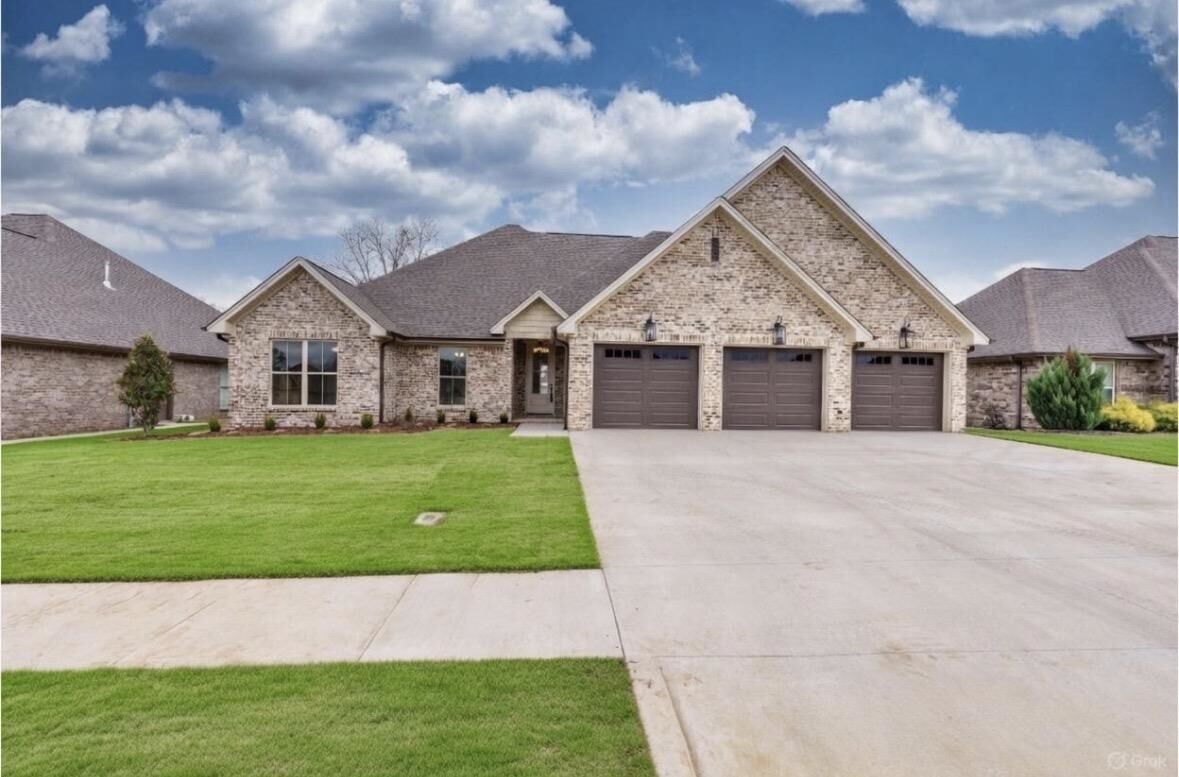 Property Photo:  304 Magnolia Dr  AL 35661 - MUSCLE S 