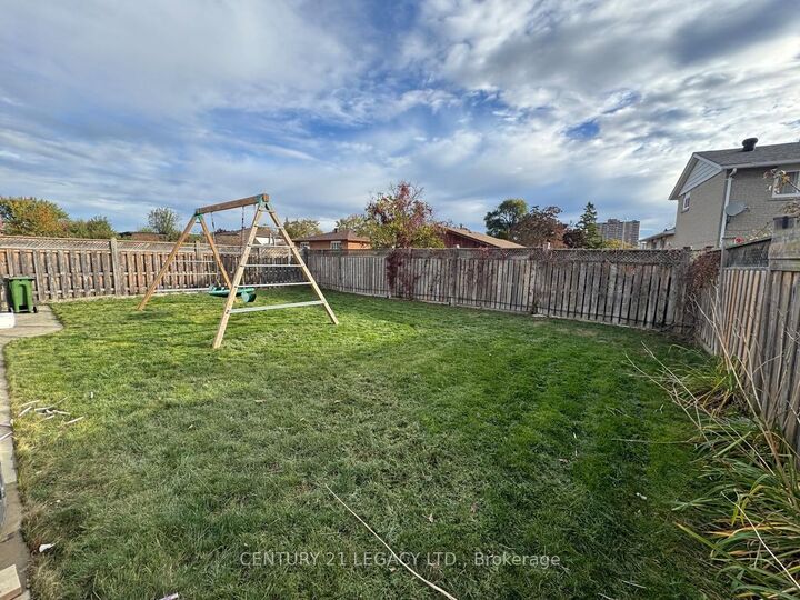 Property Photo:  15 Vange Crescent  ON M9V 3N6 