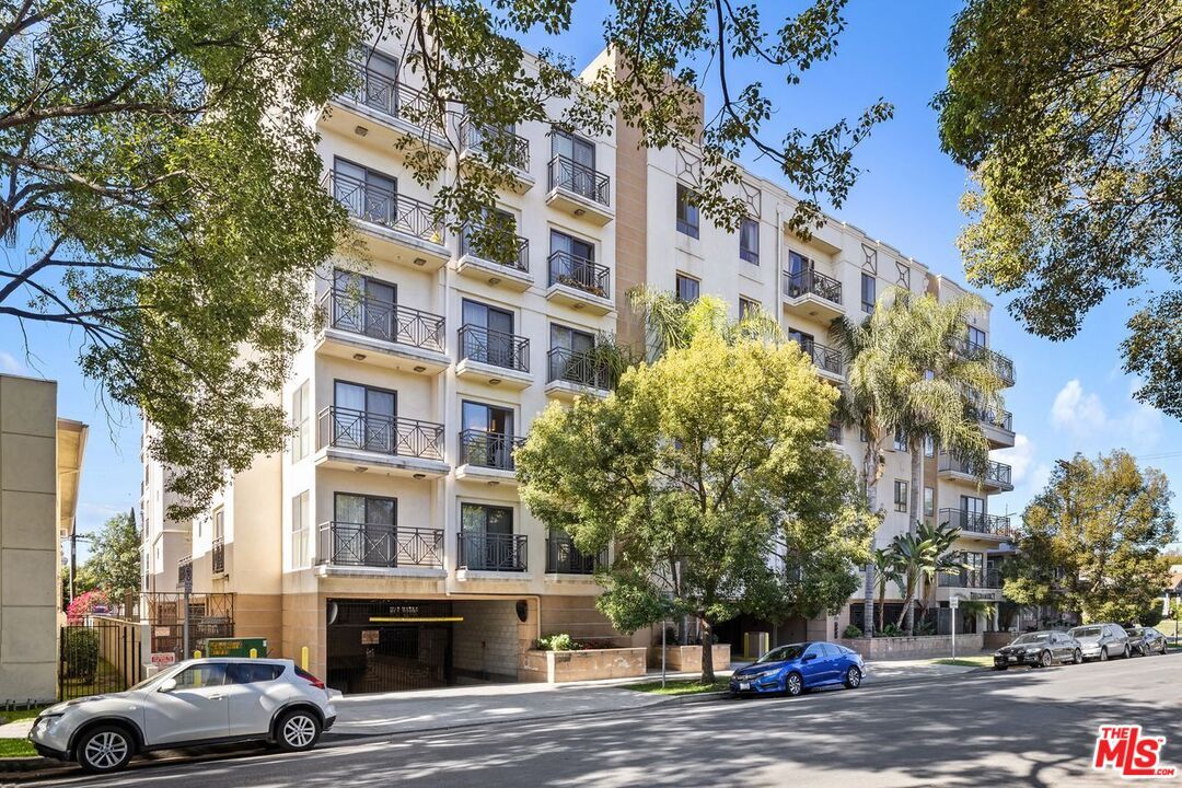 Property Photo:  311 S Gramercy Pl  CA 90020 