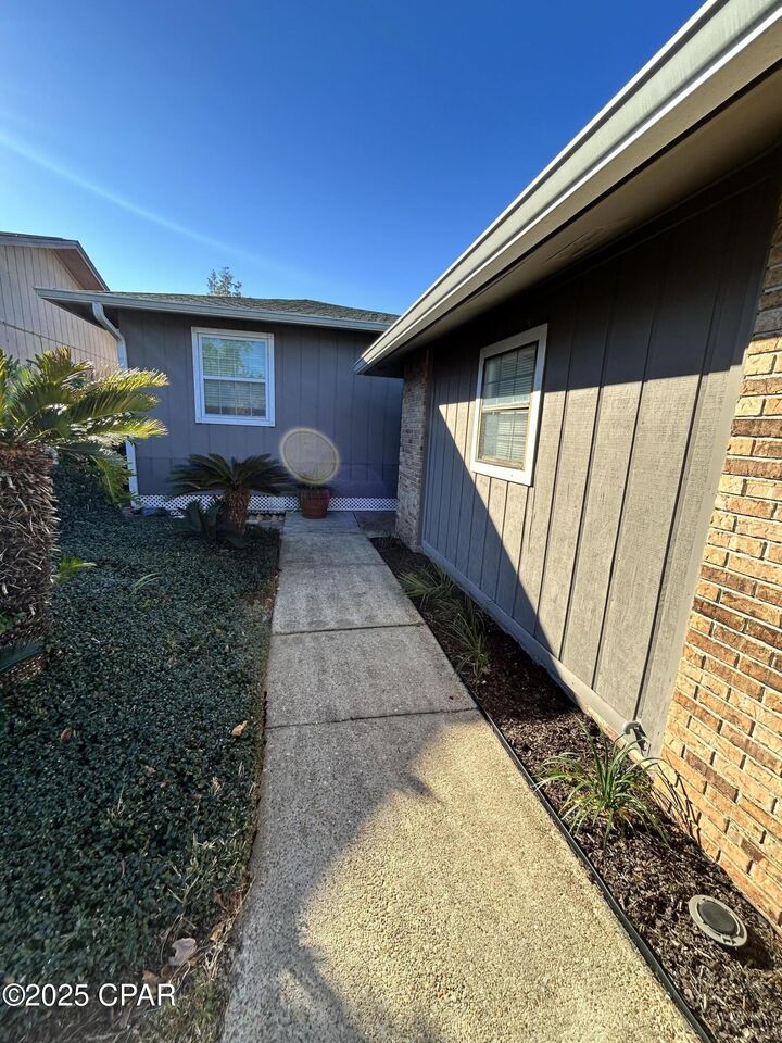 Property Photo:  1005 W 11th Court  FL 32401 