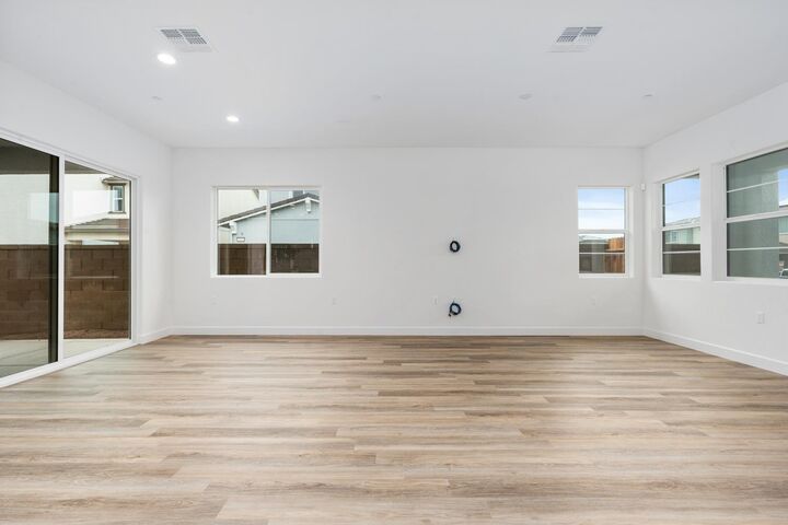 Property Photo:  331 Peters Lane S  CA 93636 